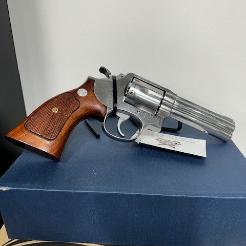 Smith & Wesson 681 Deluxe - Pre Loved